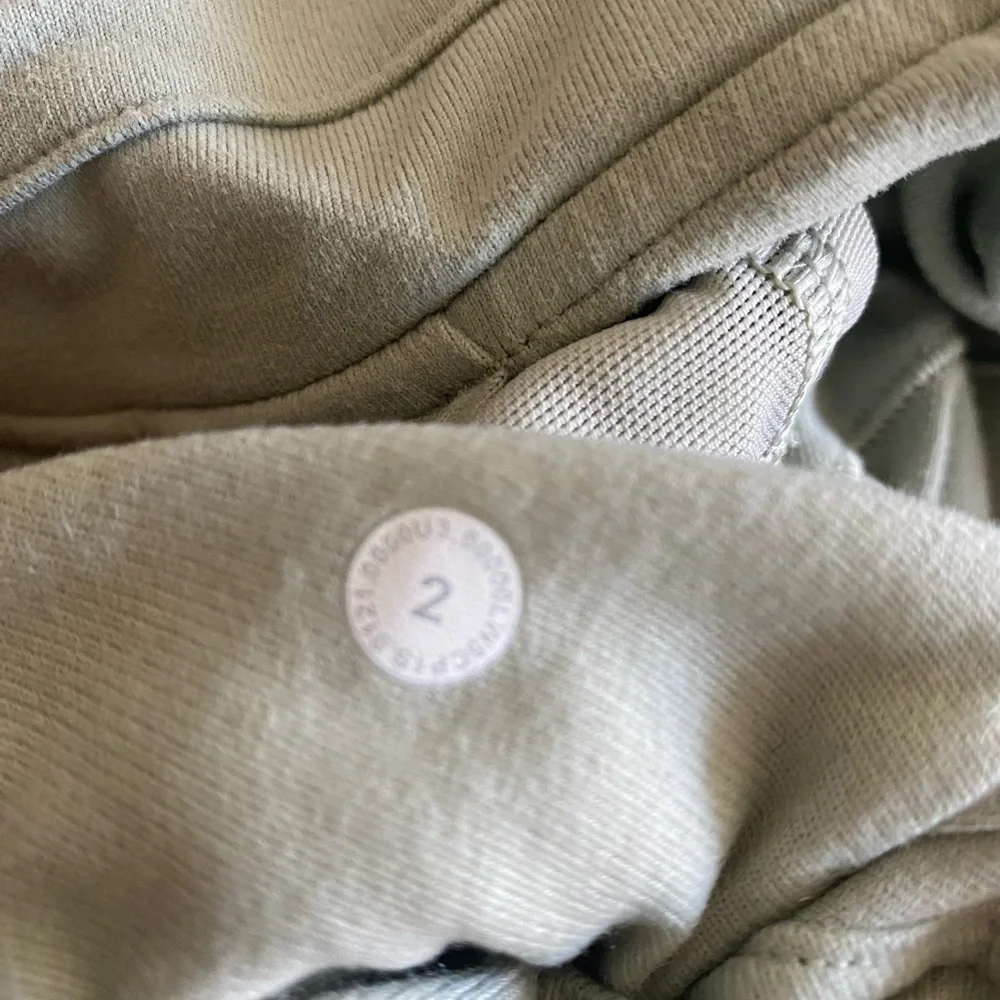 LULULEMON  green woman Jogger Pants Size 2 no tags